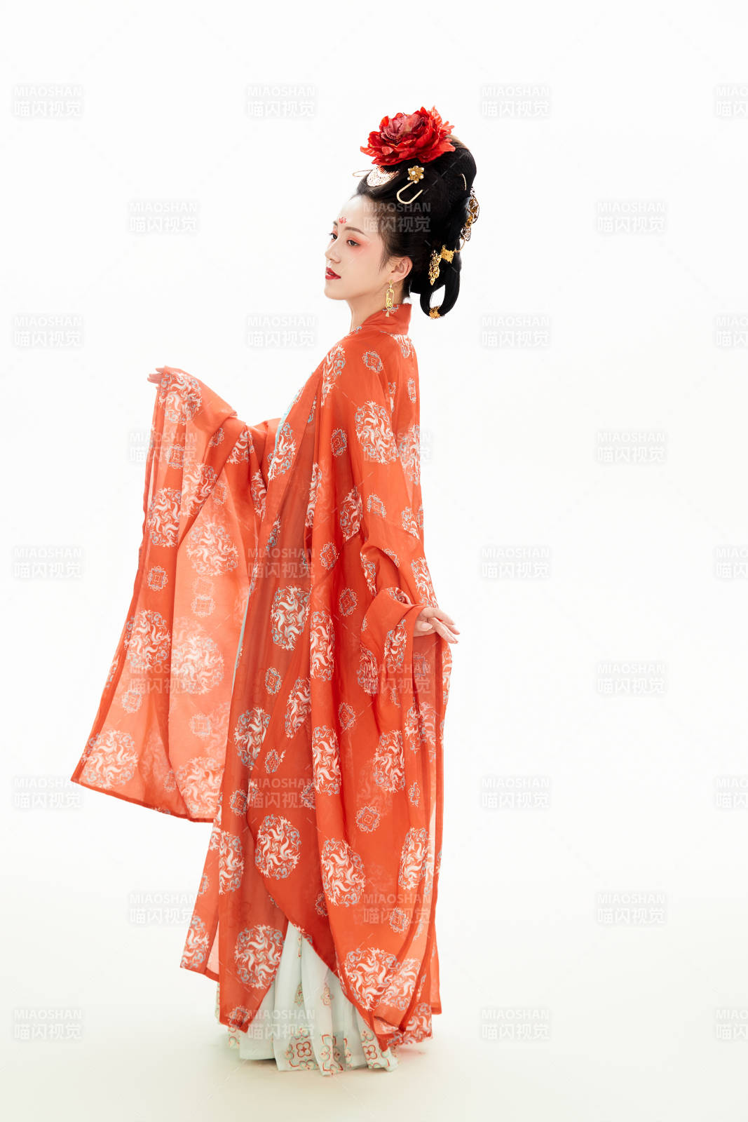 白色背景下穿着中国唐朝服饰的少女图片