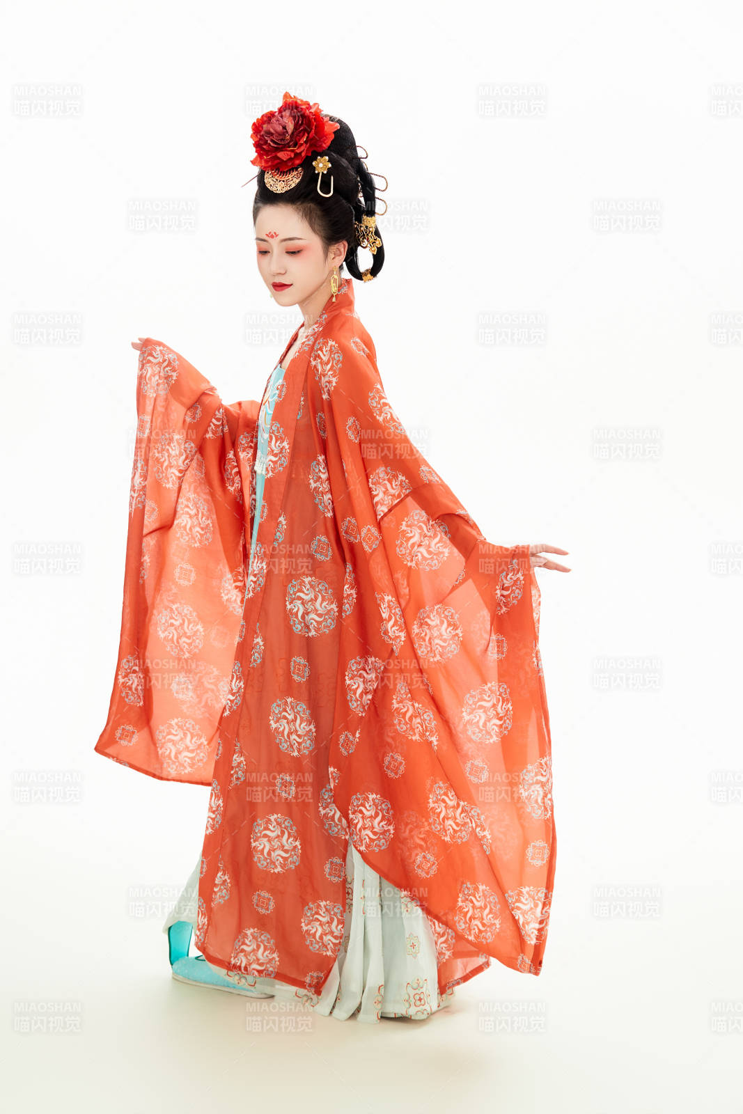 白色背景下穿着中国唐朝服饰的少女图片