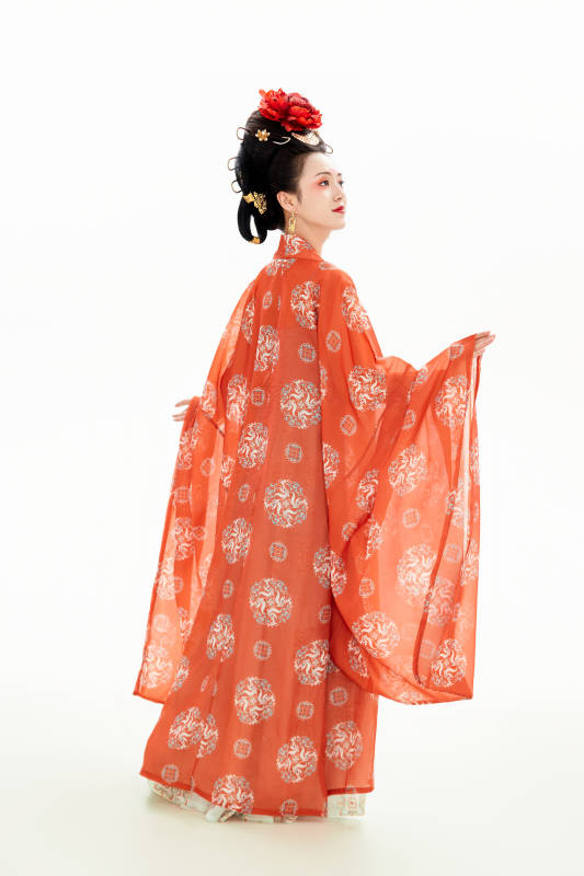 白色背景下穿着中国唐朝服饰的少女图片