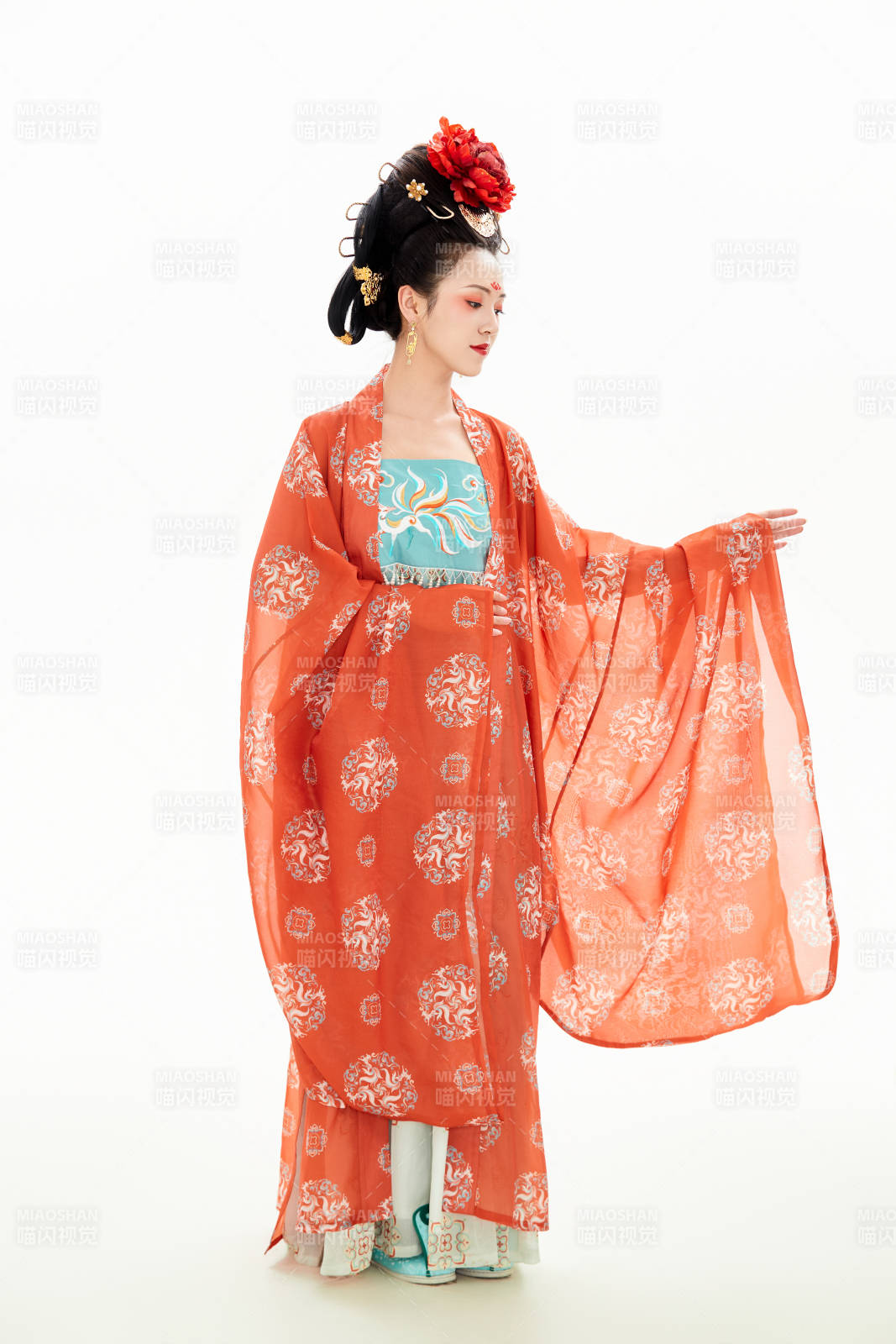 白色背景下穿着中国唐朝服饰的少女图片