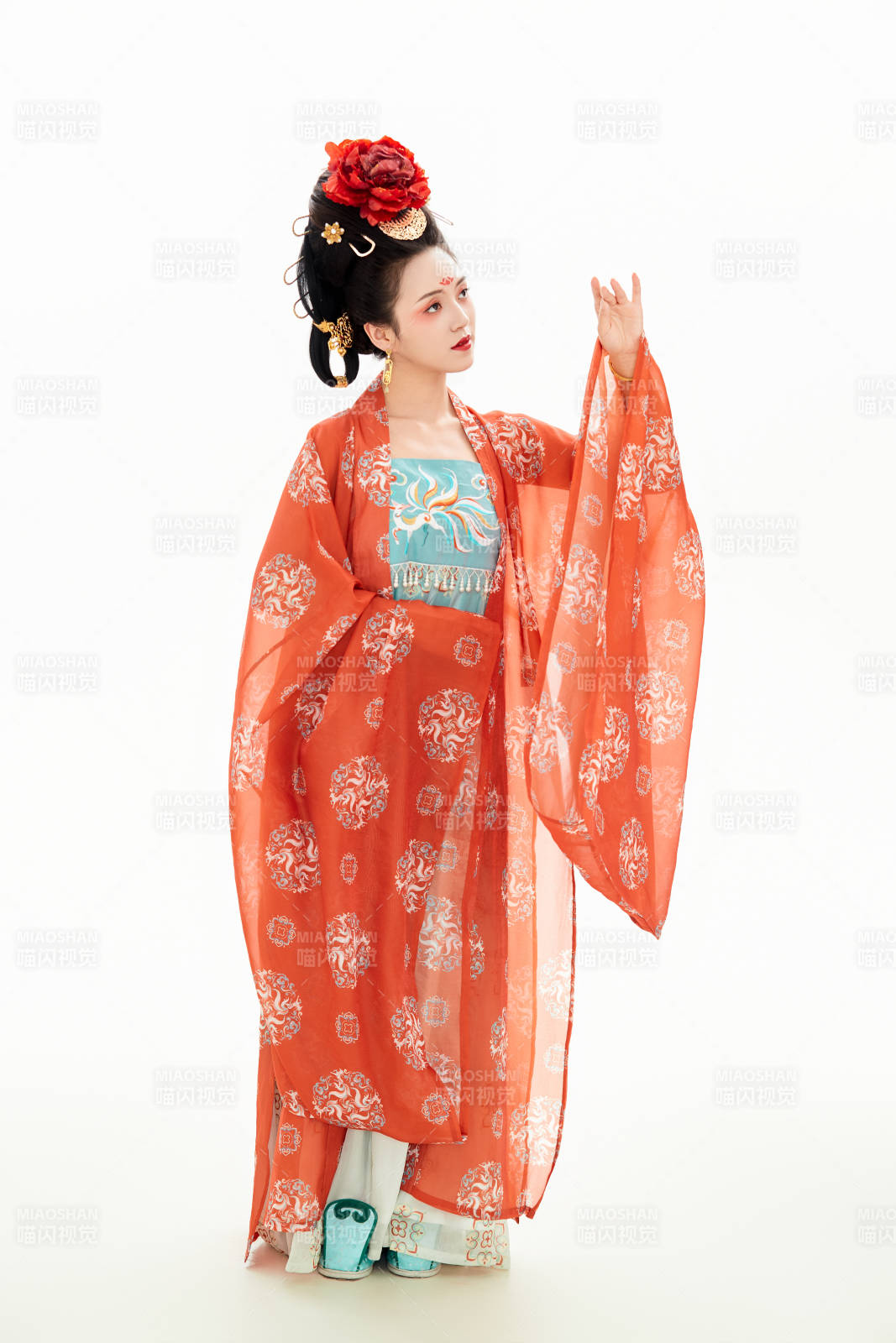 白色背景下穿着中国唐朝服饰的少女图片