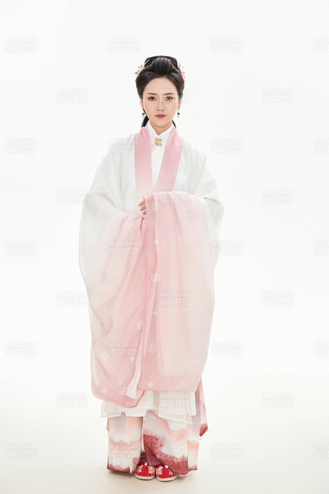 白色背景下穿着魏晋制汉服的少女图片