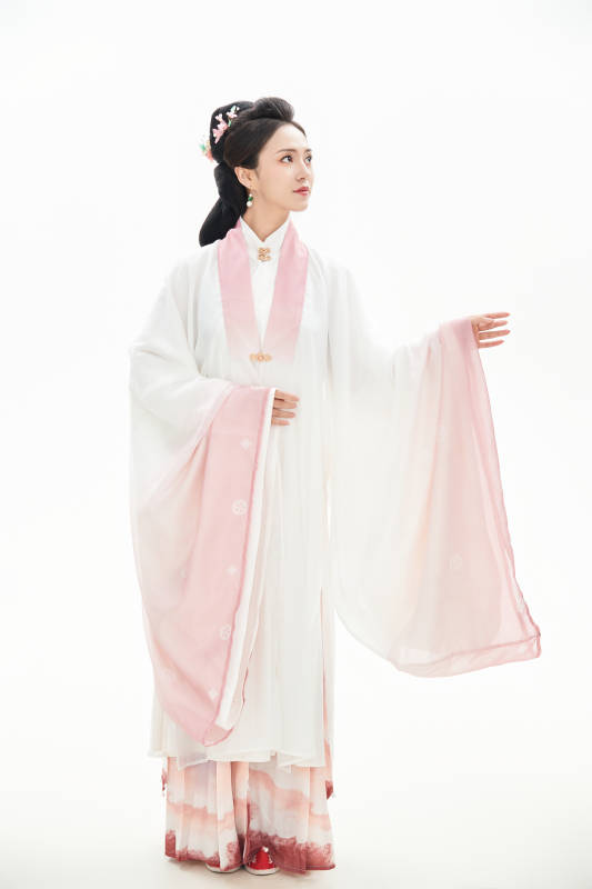 白色背景下穿着魏晋制汉服的少女图片