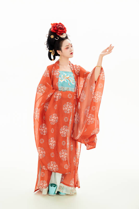 白色背景下穿着中国唐朝服饰的少女图片