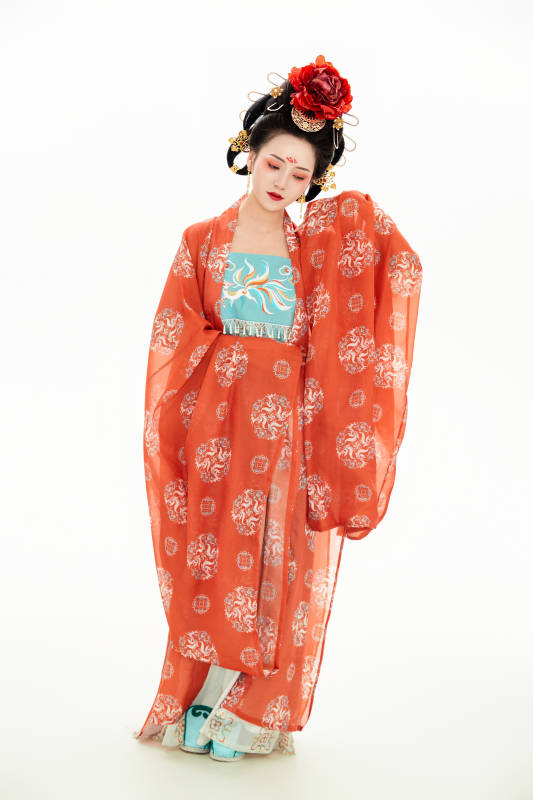 白色背景下穿着中国唐朝服饰的少女图片