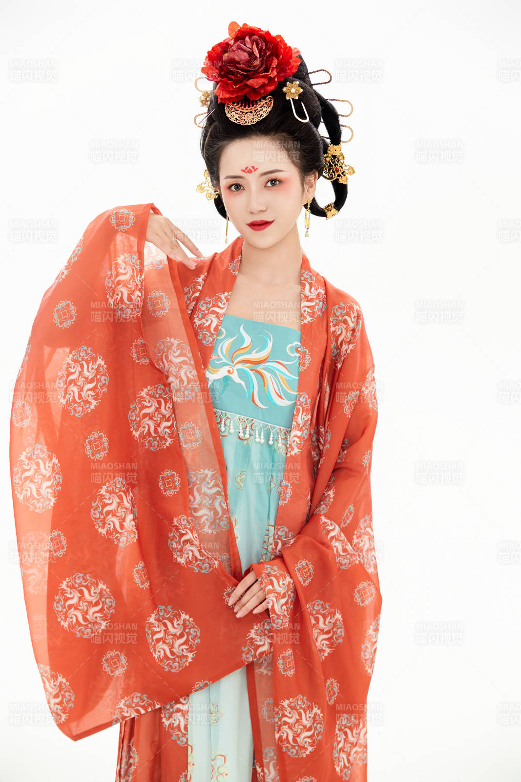 白色背景下穿着中国唐朝服饰的少女图片