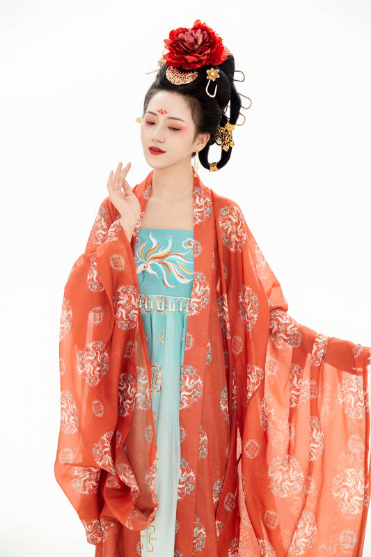 白色背景下穿着中国唐朝服饰的少女图片