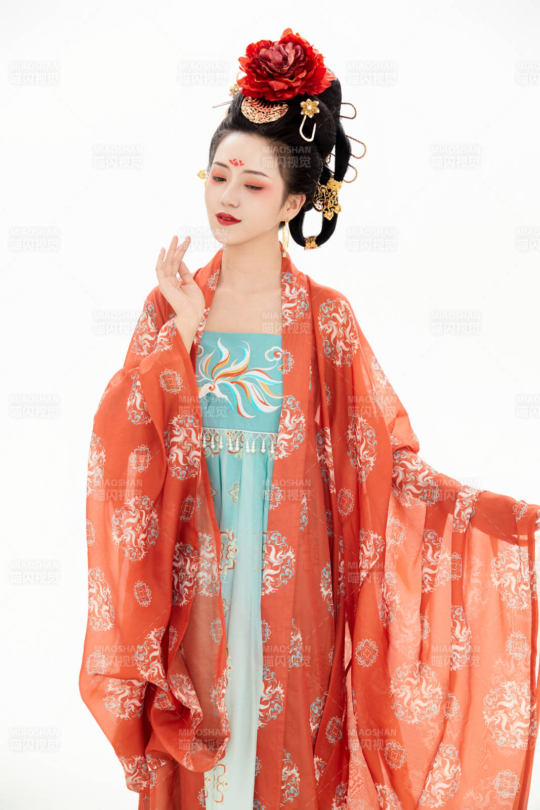 白色背景下穿着中国唐朝服饰的少女图片