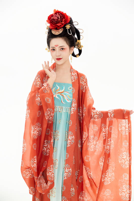 白色背景下穿着中国唐朝服饰的少女图片