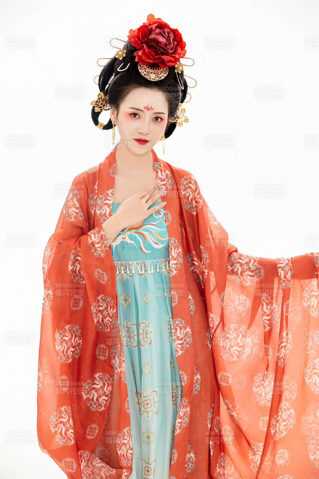 白色背景下穿着中国唐朝服饰的少女图片