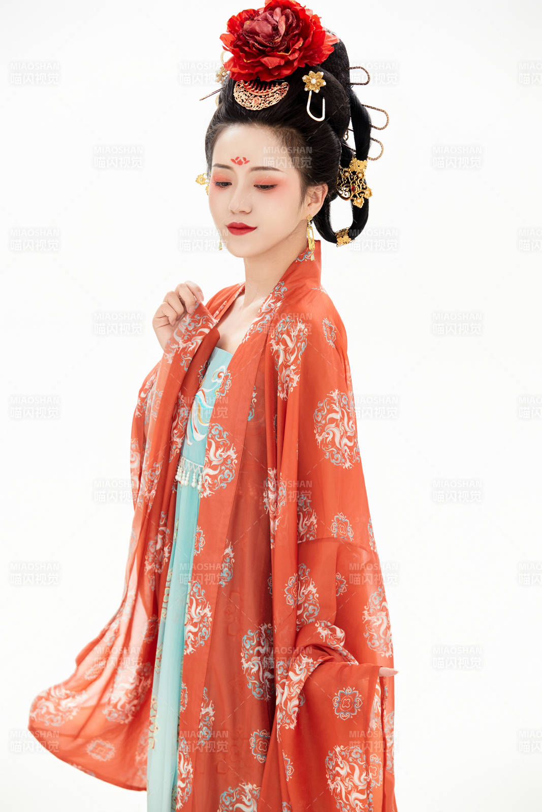 白色背景下穿着中国唐朝服饰的少女图片