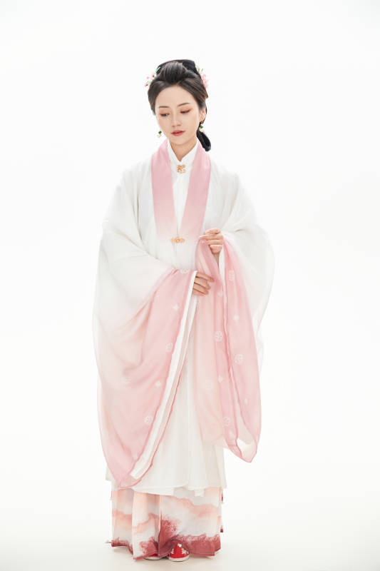 白色背景下穿着魏晋制汉服的少女图片