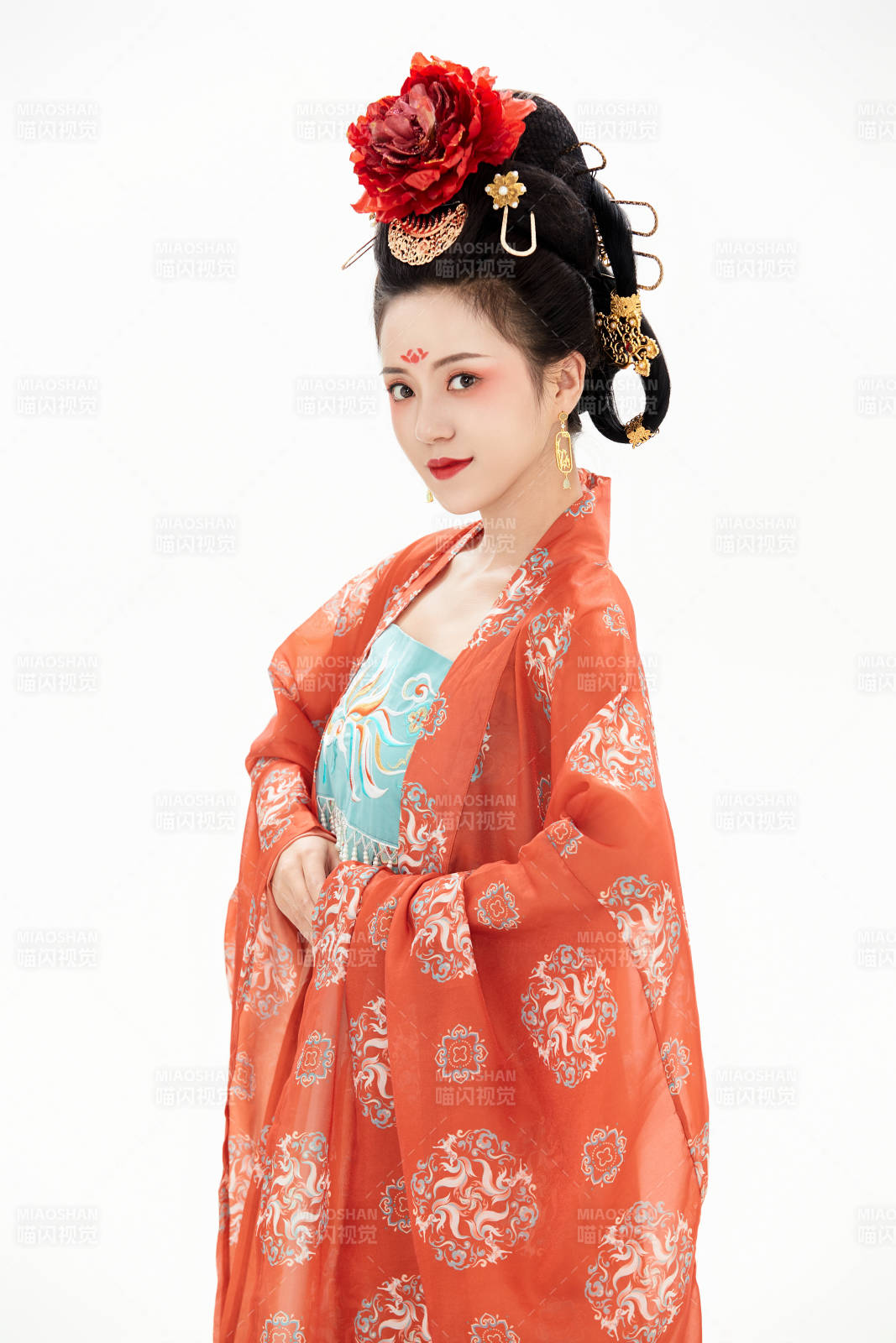 白色背景下穿着中国唐朝服饰的少女图片