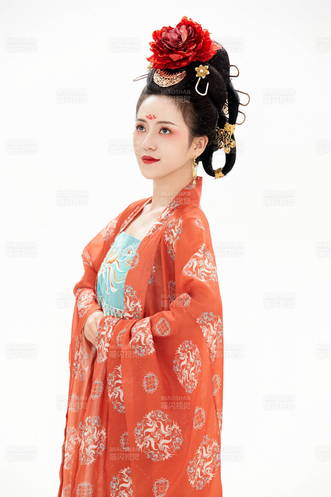 白色背景下穿着中国唐朝服饰的少女图片