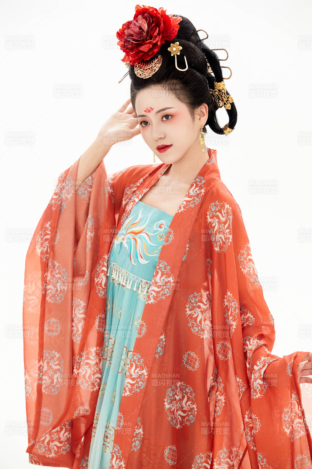 白色背景下穿着中国唐朝服饰的少女图片