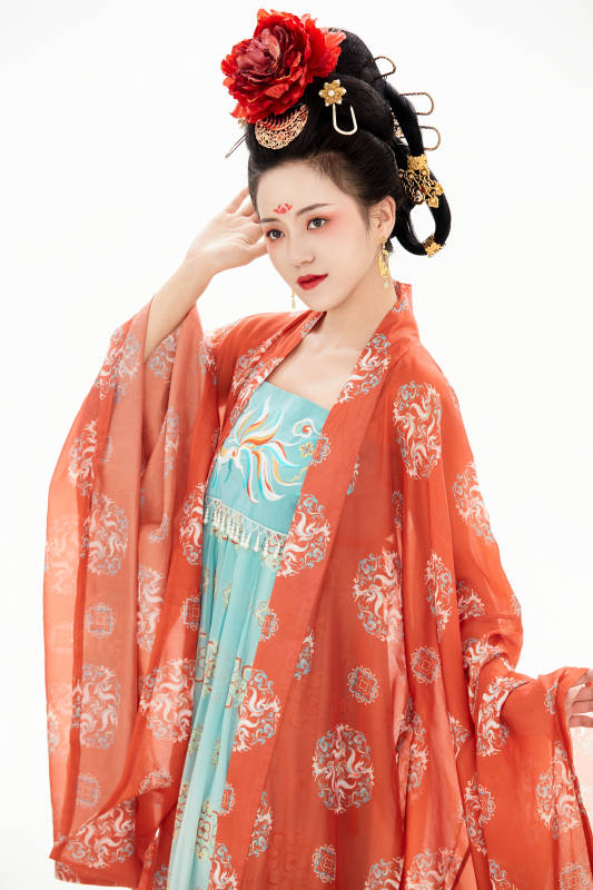 白色背景下穿着中国唐朝服饰的少女图片