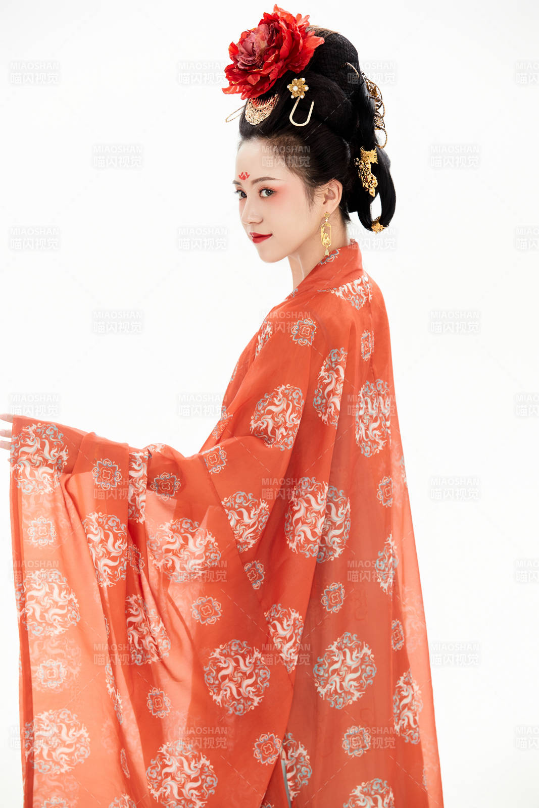 白色背景下穿着中国唐朝服饰的少女图片