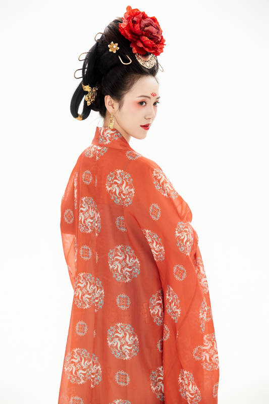白色背景下穿着中国唐朝服饰的少女图片
