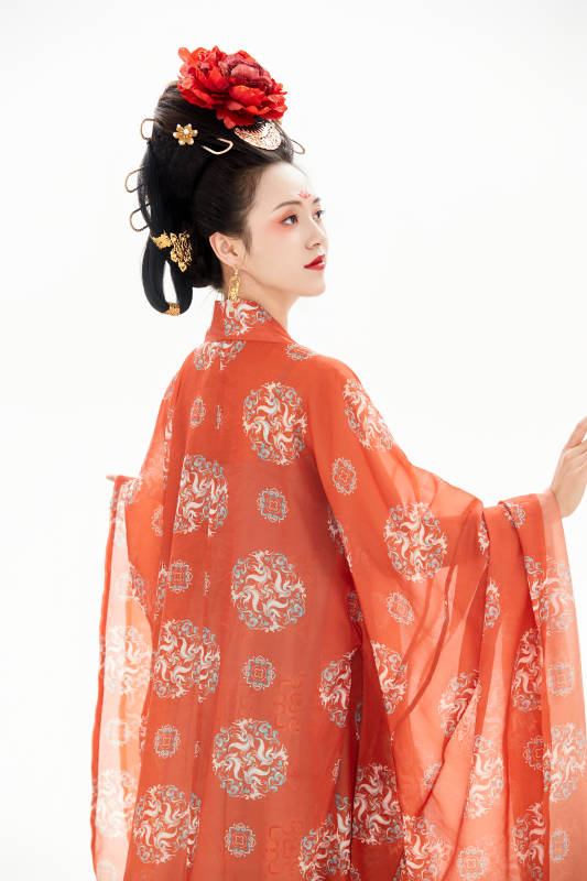 白色背景下穿着中国唐朝服饰的少女图片