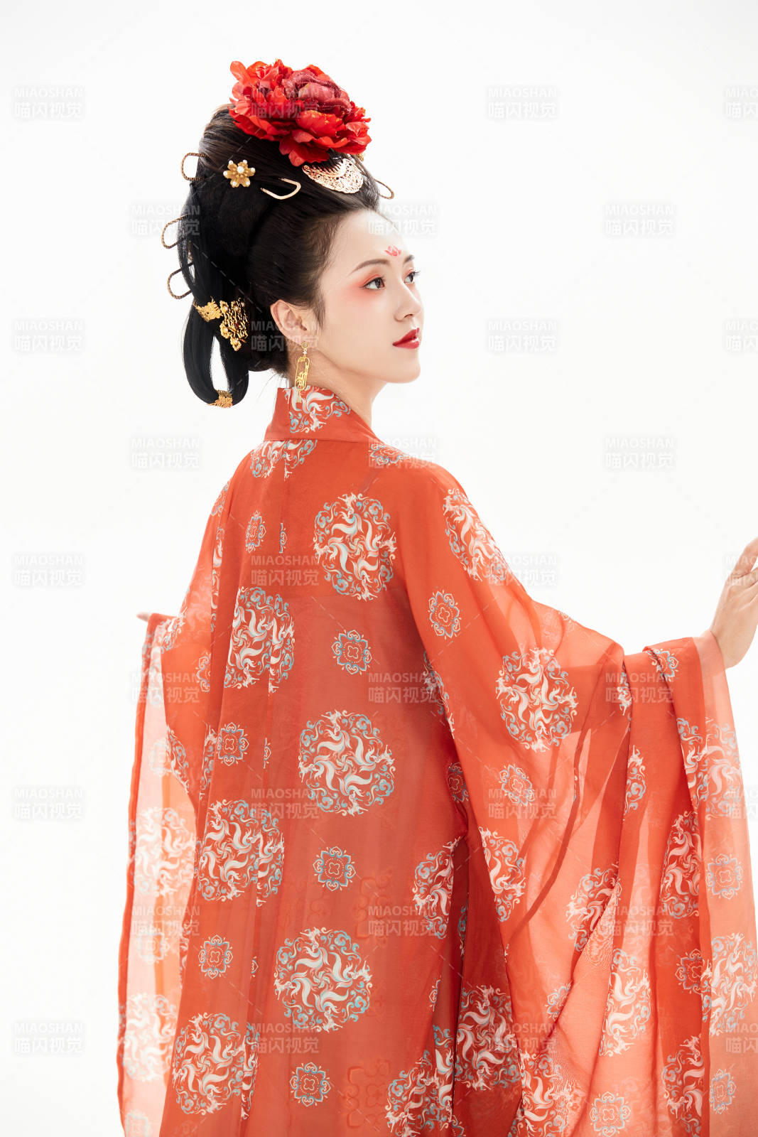 白色背景下穿着中国唐朝服饰的少女图片