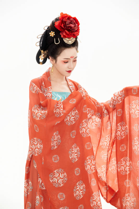 白色背景下穿着中国唐朝服饰的少女图片