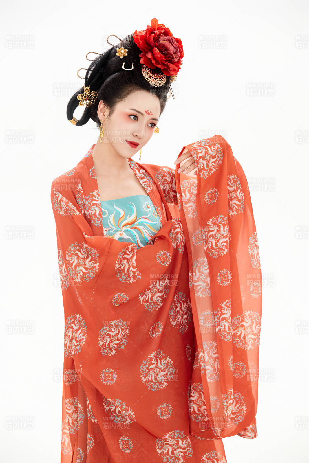 白色背景下穿着中国唐朝服饰的少女图片