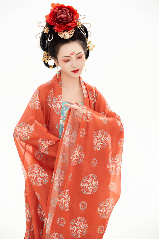 白色背景下穿着中国唐朝服饰的少女图片