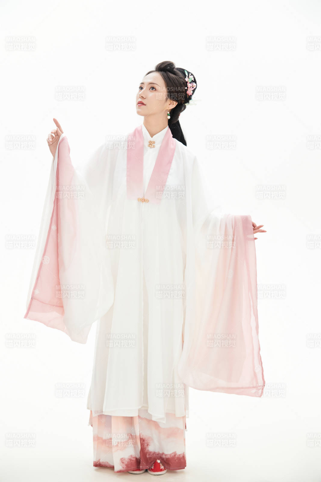 白色背景下穿着魏晋制汉服的少女图片