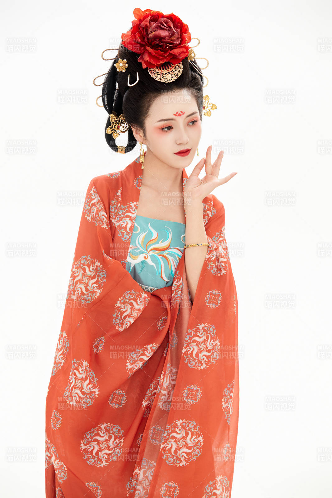 白色背景下穿着中国唐朝服饰的少女图片