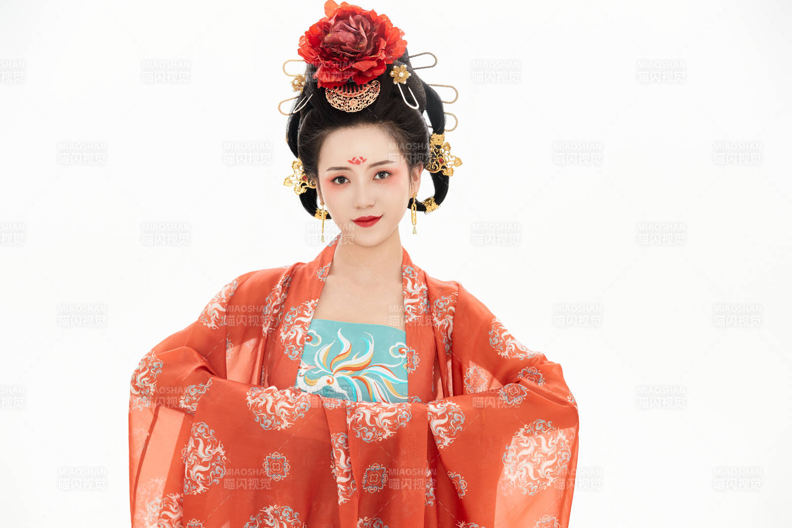 白色背景下穿着中国唐朝服饰的少女图片