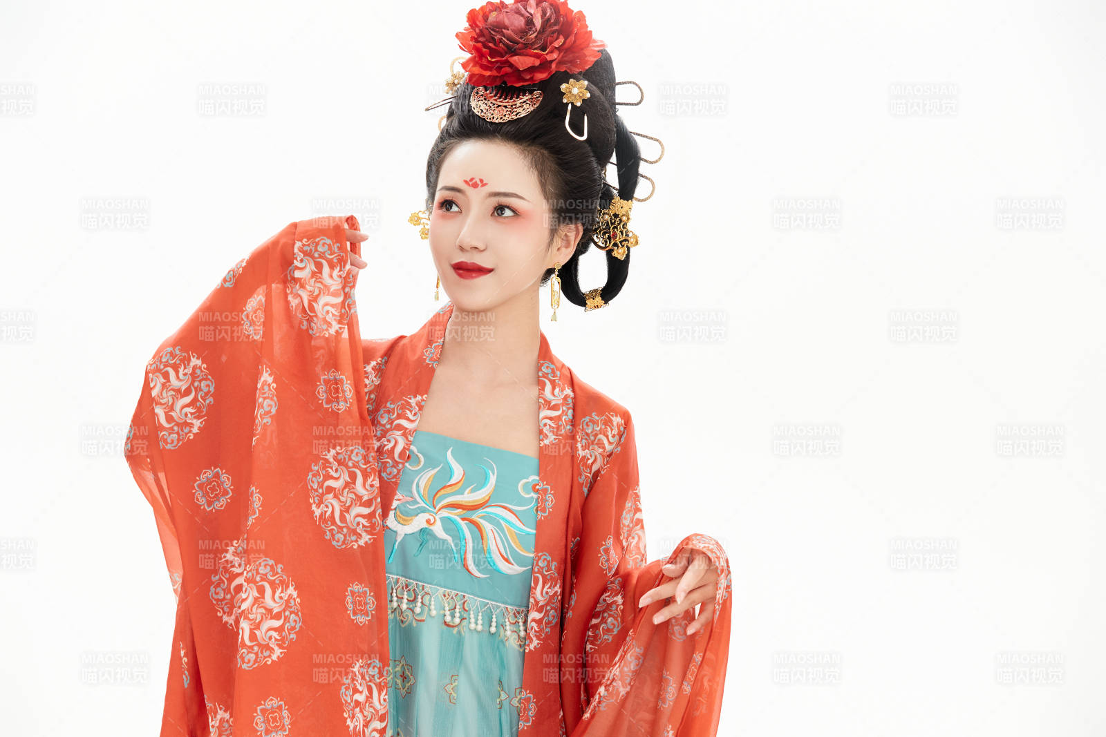 白色背景下穿着中国唐朝服饰的少女图片