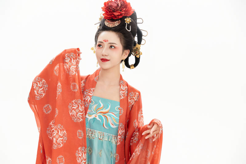 白色背景下穿着中国唐朝服饰的少女图片