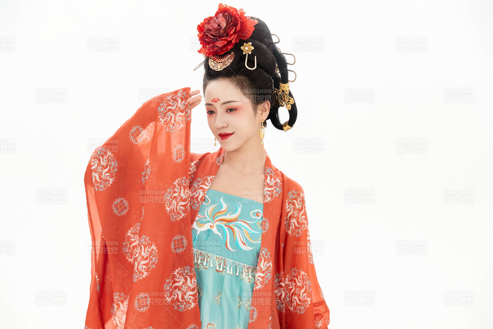 白色背景下穿着中国唐朝服饰的少女图片