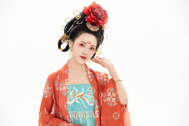 白色背景下穿着中国唐朝服饰的少女图片