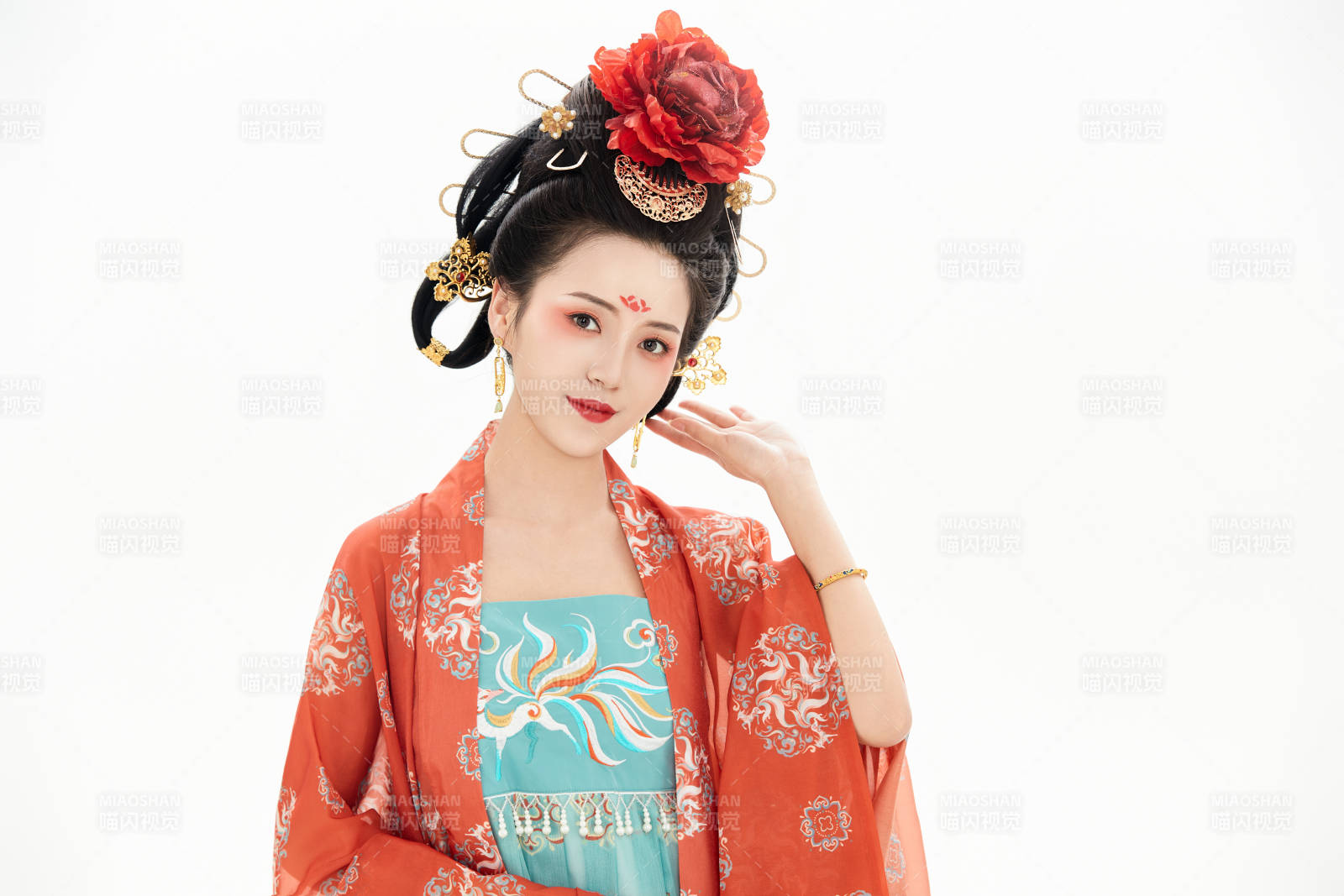 白色背景下穿着中国唐朝服饰的少女图片