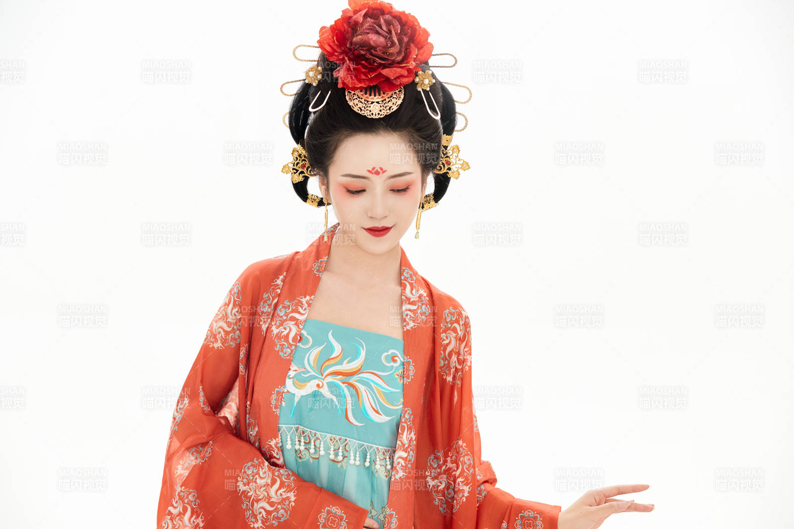 白色背景下穿着中国唐朝服饰的少女图片