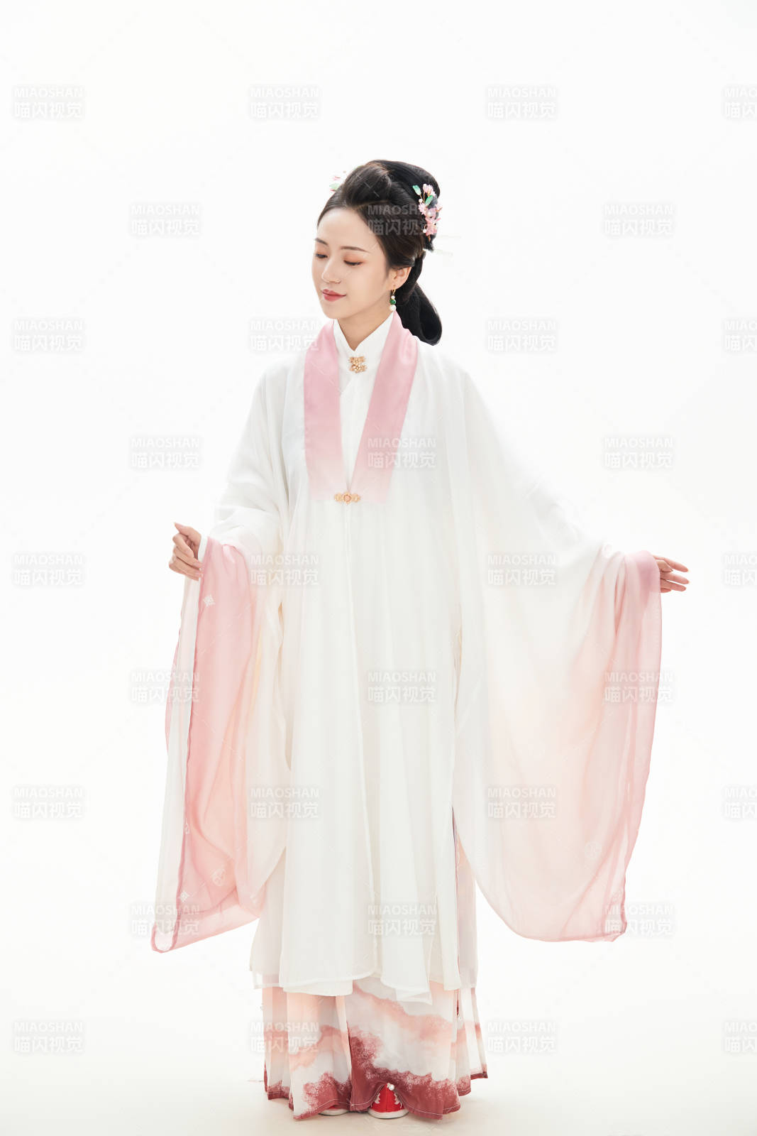 白色背景下穿着魏晋制汉服的少女图片