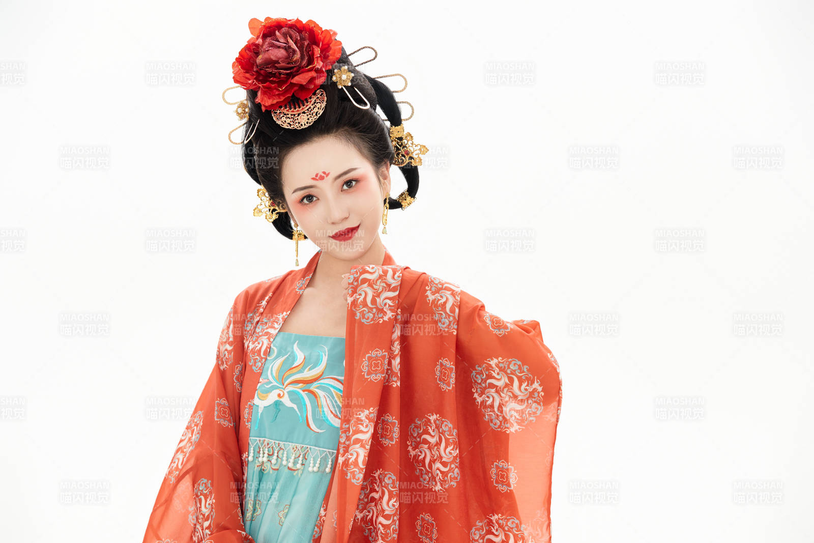 白色背景下穿着中国唐朝服饰的少女图片