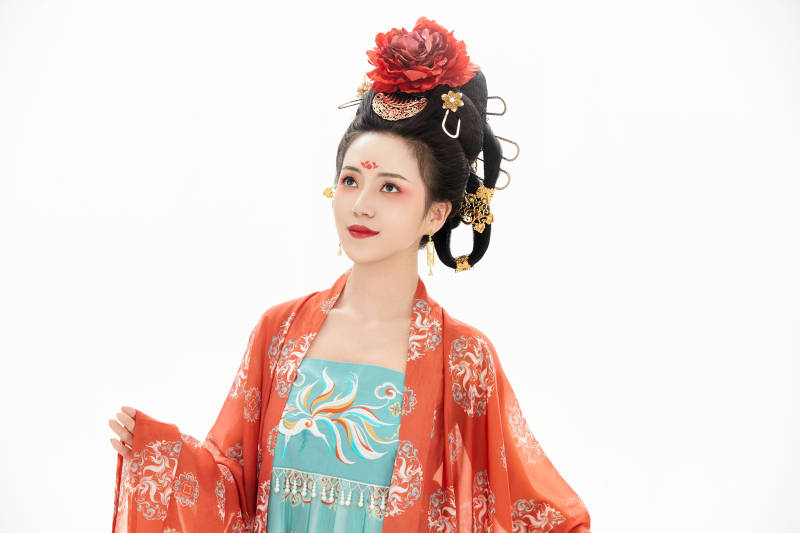 白色背景下穿着中国唐朝服饰的少女图片