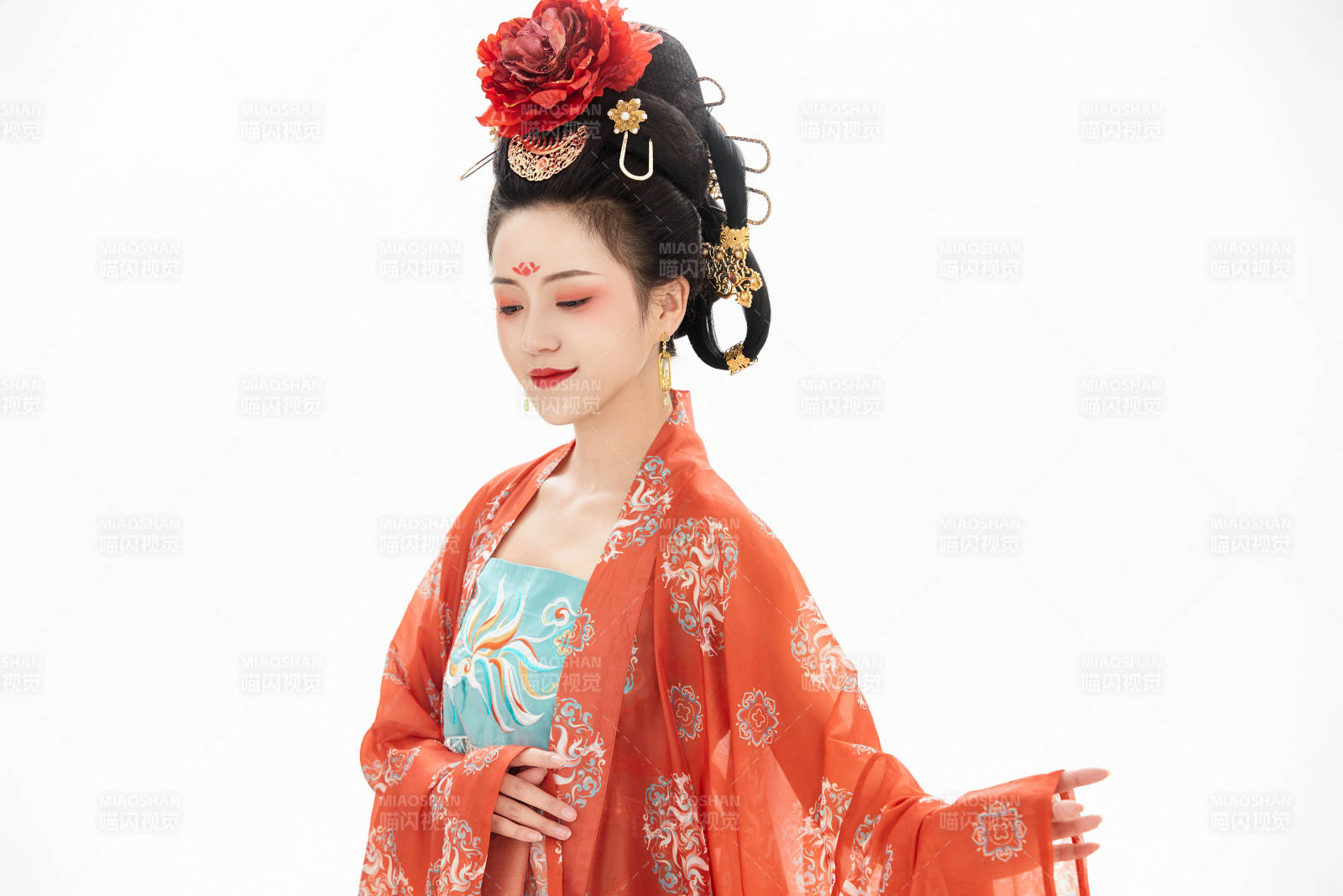 白色背景下穿着中国唐朝服饰的少女图片