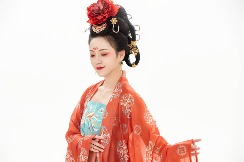 白色背景下穿着中国唐朝服饰的少女图片