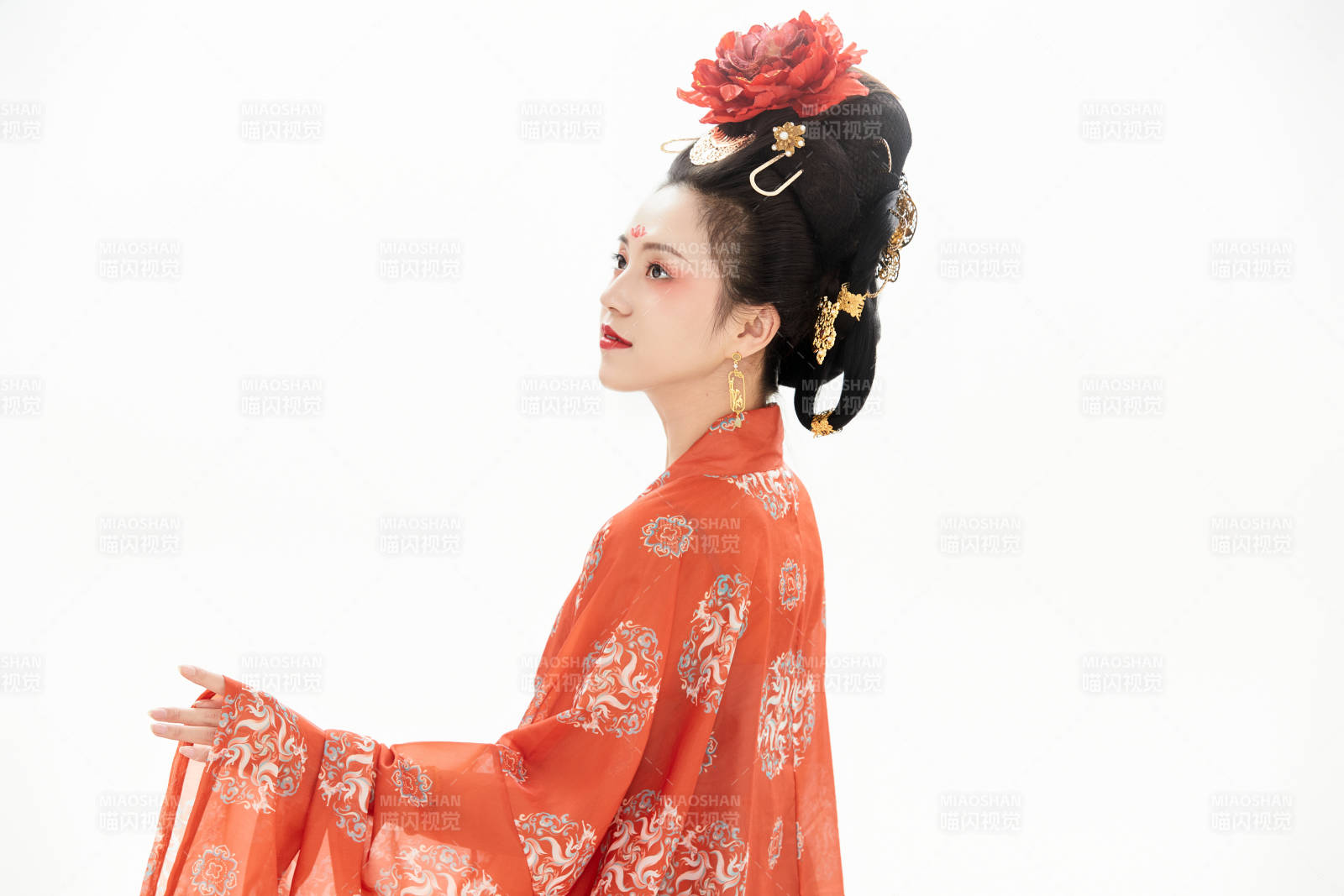 白色背景下穿着中国唐朝服饰的少女图片