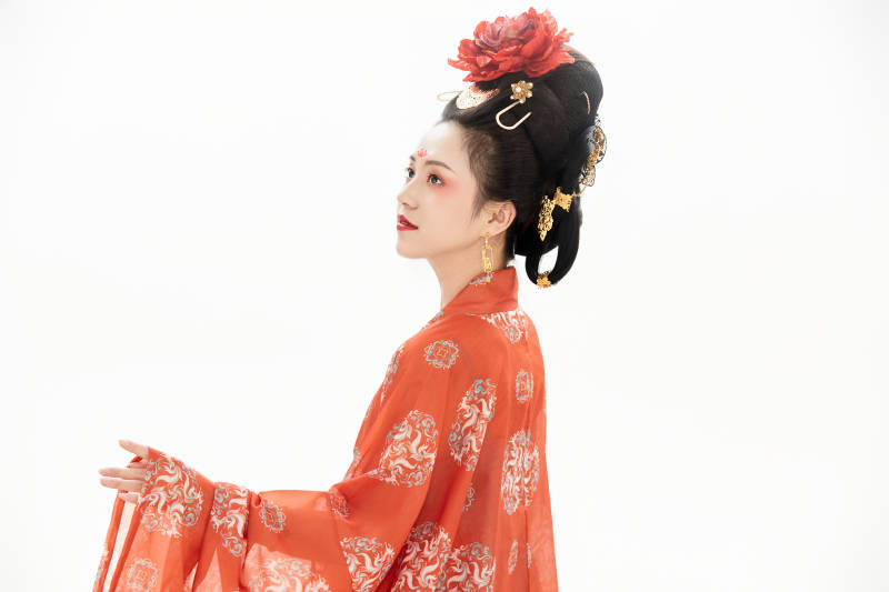 白色背景下穿着中国唐朝服饰的少女图片