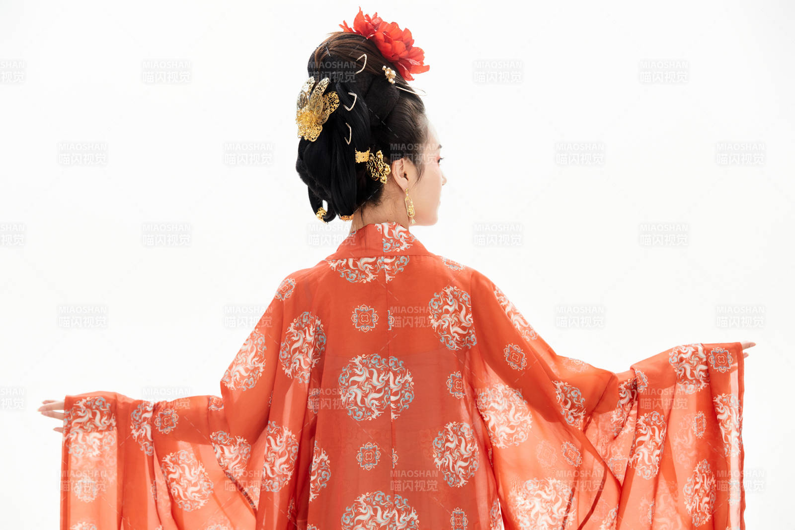 白色背景下穿着中国唐朝服饰的少女图片