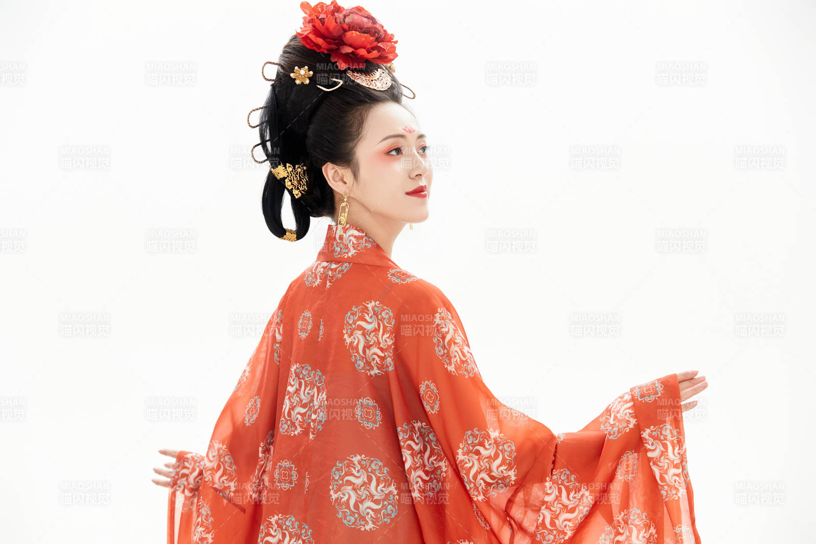 白色背景下穿着中国唐朝服饰的少女图片