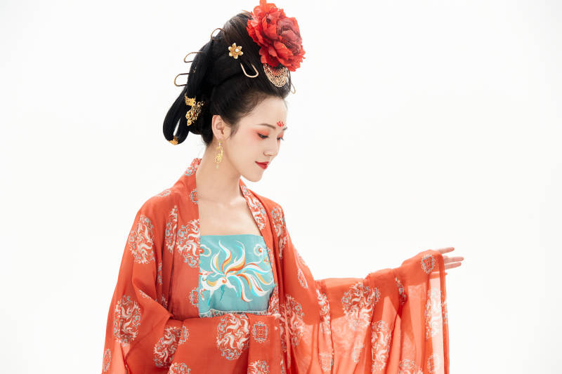 白色背景下穿着中国唐朝服饰的少女图片