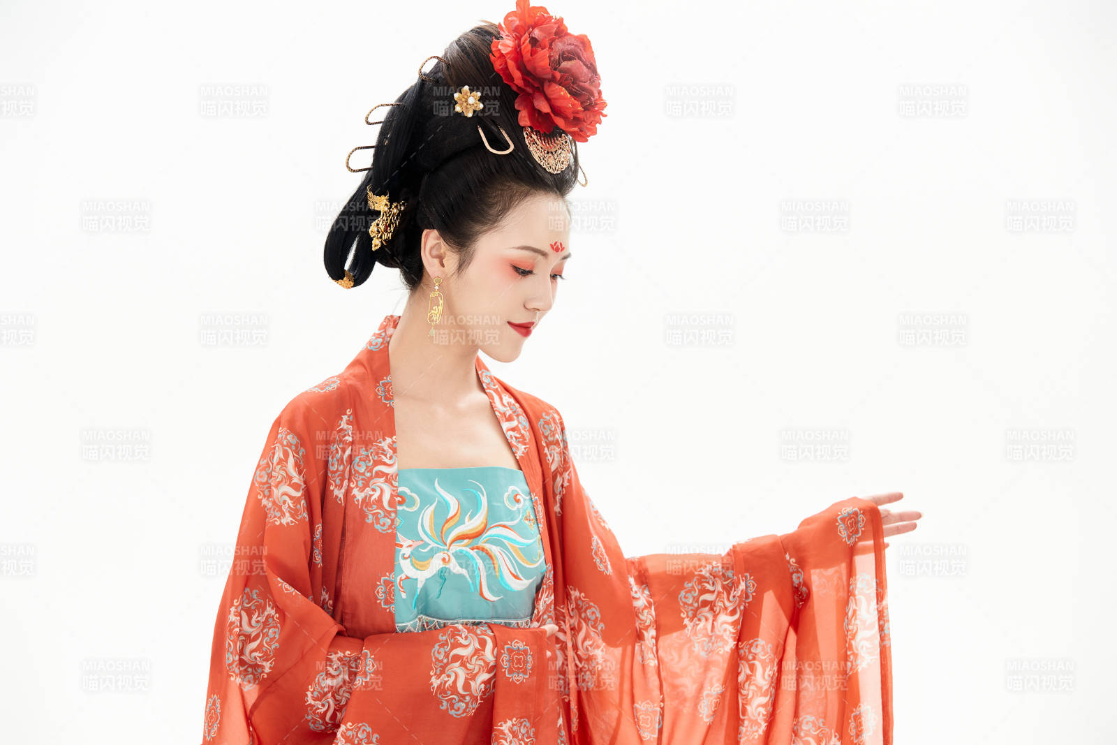 白色背景下穿着中国唐朝服饰的少女图片