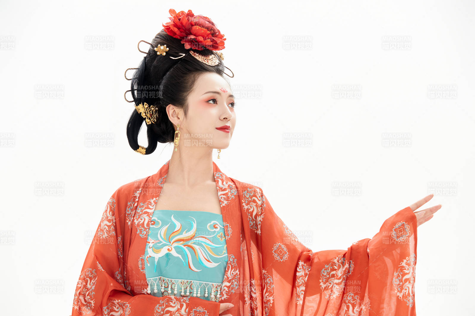 白色背景下穿着中国唐朝服饰的少女图片