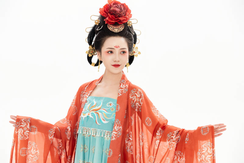 白色背景下穿着中国唐朝服饰的少女图片