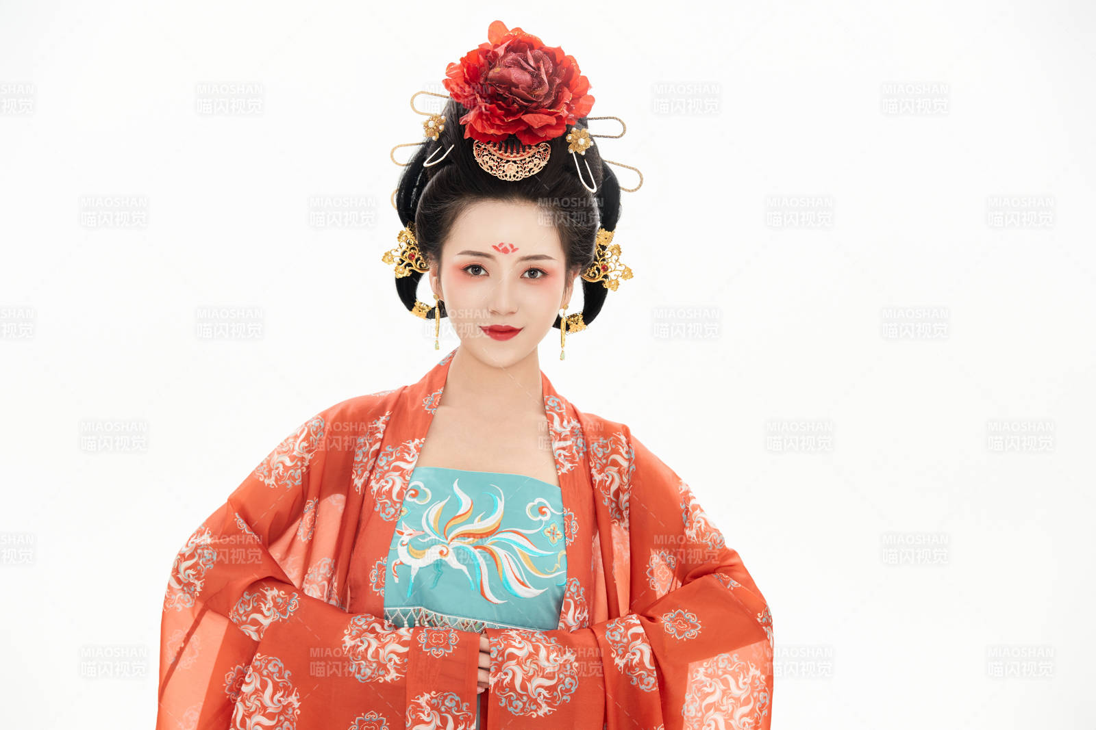 白色背景下穿着中国唐朝服饰的少女图片